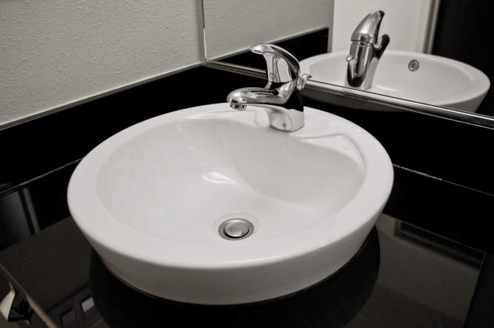 Travaux de plomberie générale et sanitaire.